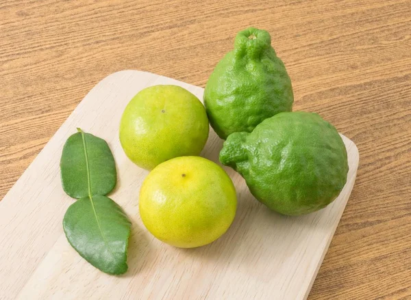 Kaffir liście limonki z Lemon Lime płyty drewniane — Zdjęcie stockowe