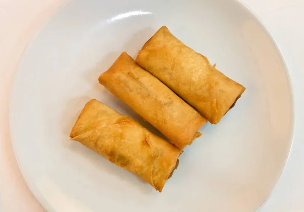 Rollos de primavera chinos fritos en una placa blanca —  Fotos de Stock