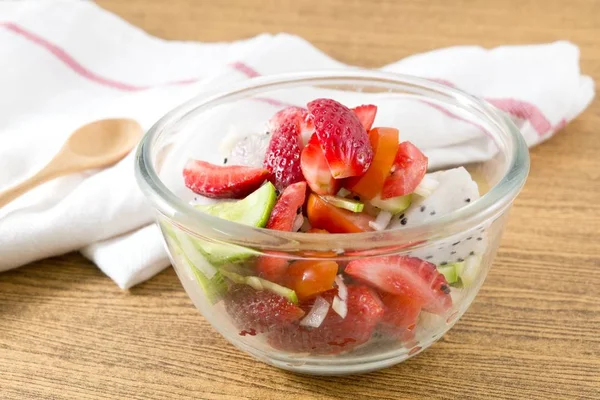 Insalata di frutta fresca in una ciotola di vetro — Foto Stock