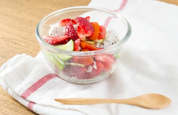 Ciotola di vetro di deliziosa insalata di frutta rinfrescante — Foto Stock