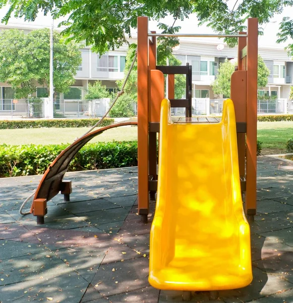 Gyerek játszótér csúszdával és mászó egy parkban — Stock Fotó