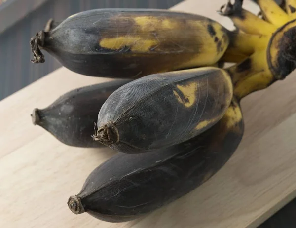 催熟香蕉水果在木板上 — 图库照片