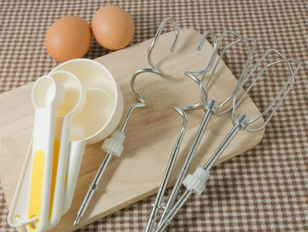 Plastik kaşık Metal çırpma teli ve yumurta ile ölçme — Stok fotoğraf