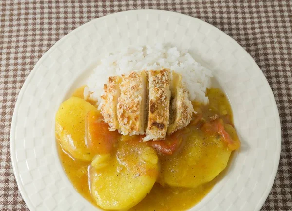 Lezzetli Japon köri ve Tonkatsu haşlanmış pirinç