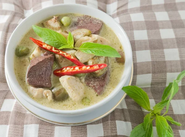 Tavuk ve Hindistan cevizi sütü ile yeşil köri