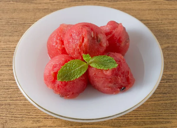 Плита вкусных свежих красных арбузов — стоковое фото