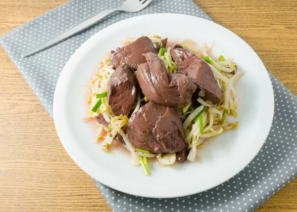 Läcker rör stekt böna gro med gris blod ostmassa — Stockfoto