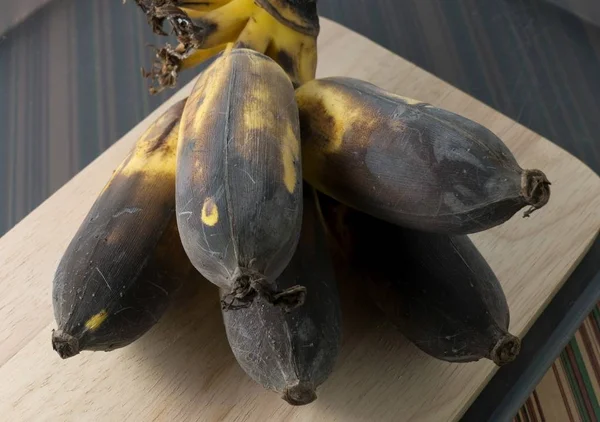 木の板に古いバナナの果実 — ストック写真