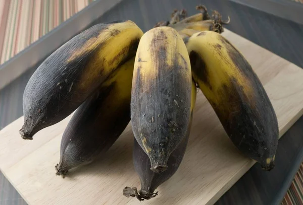 Bunch of Old Banana Fruit em uma placa de madeira — Fotografia de Stock