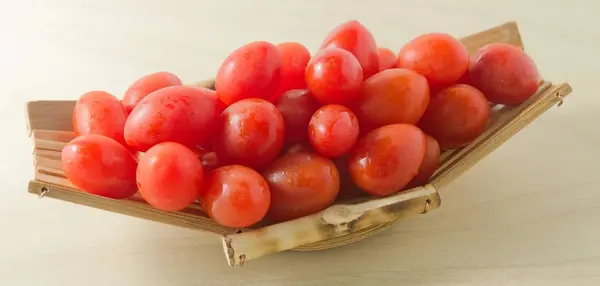 Смачні свіжі червоні помідори на маленькому човні — стокове фото