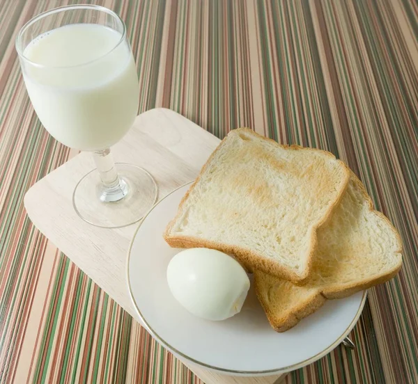 ブラウン トーストゆで卵と牛乳 — ストック写真