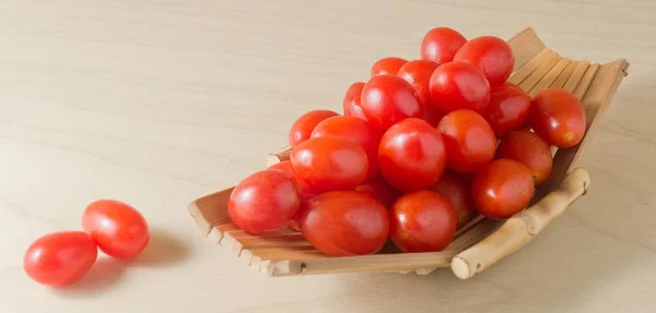 Свіжі червоні виноградні помідори на маленькому човні — стокове фото