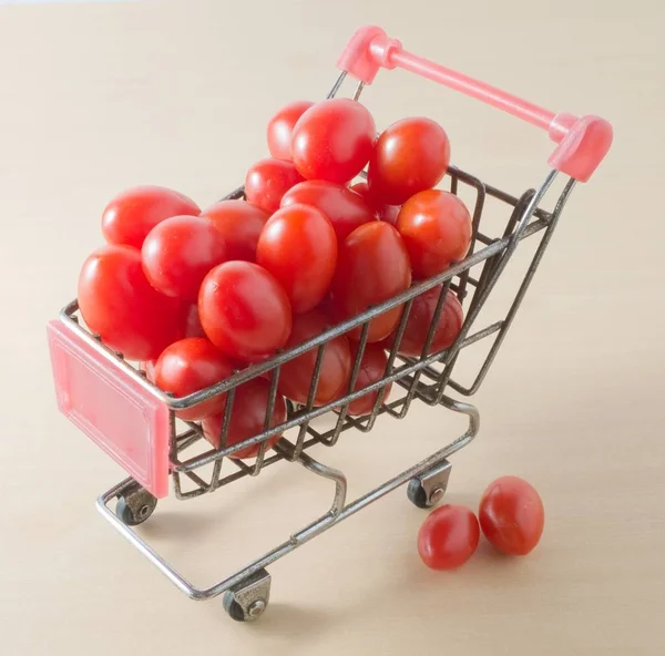 Pomidor na w koszyku — Zdjęcie stockowe