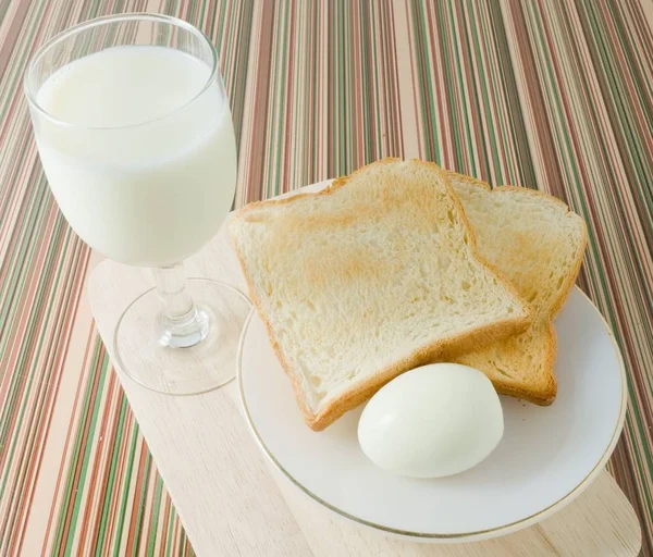 自家製トーストゆで卵と牛乳 — ストック写真