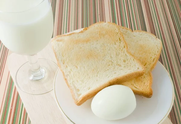 朝トーストゆで卵と牛乳 — ストック写真