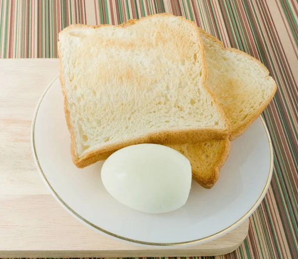皿にゆで卵と茶色のトースト — ストック写真
