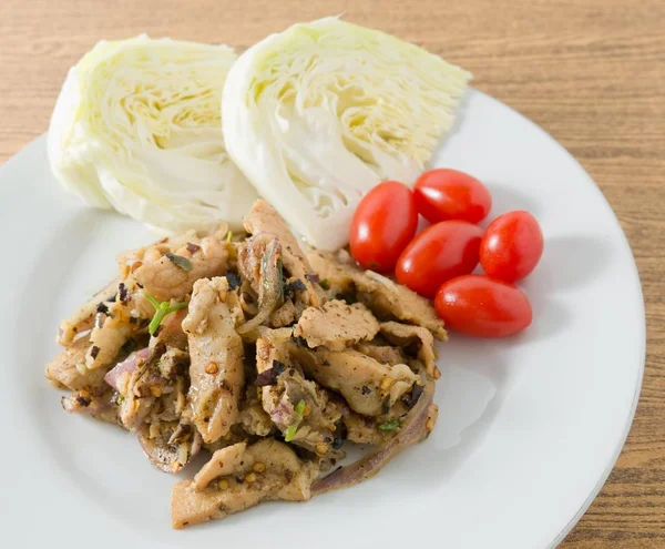 Salada de porco grelhada picante em uma placa branca — Fotografia de Stock