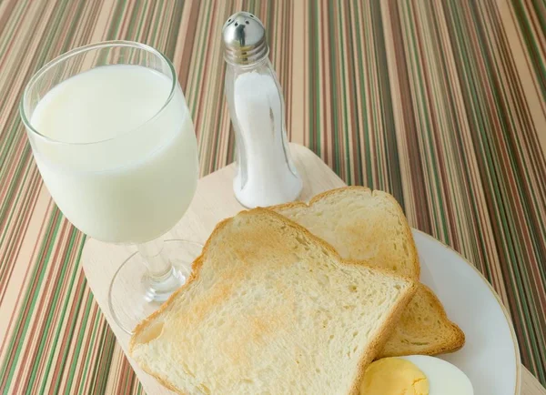 朝食の牛乳とゆで卵ブラウン トースト — ストック写真