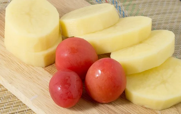 木板上的西红柿和土豆 — 图库照片