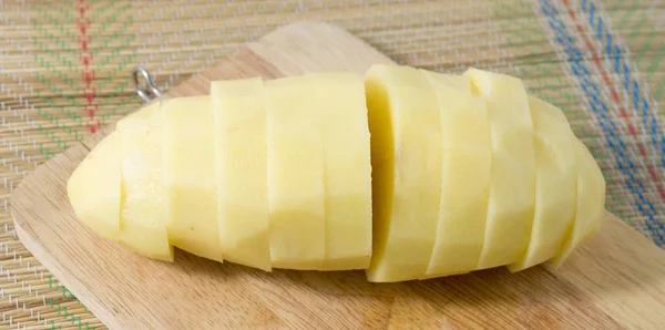 Deliziose patate fresche su tavola di legno — Foto Stock