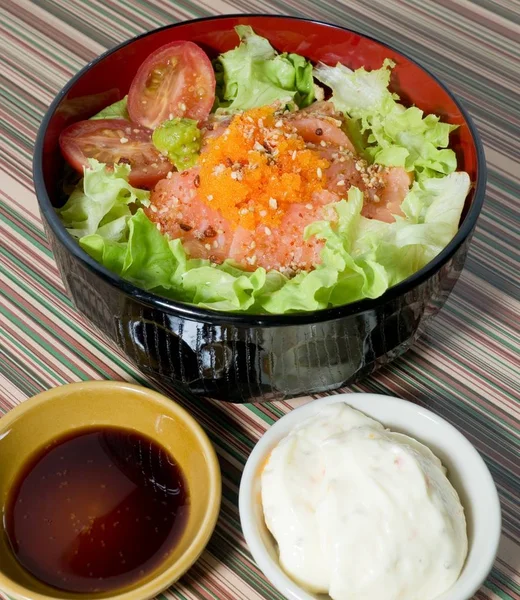 Uma tigela de arroz cozido com salmão e legumes — Fotografia de Stock