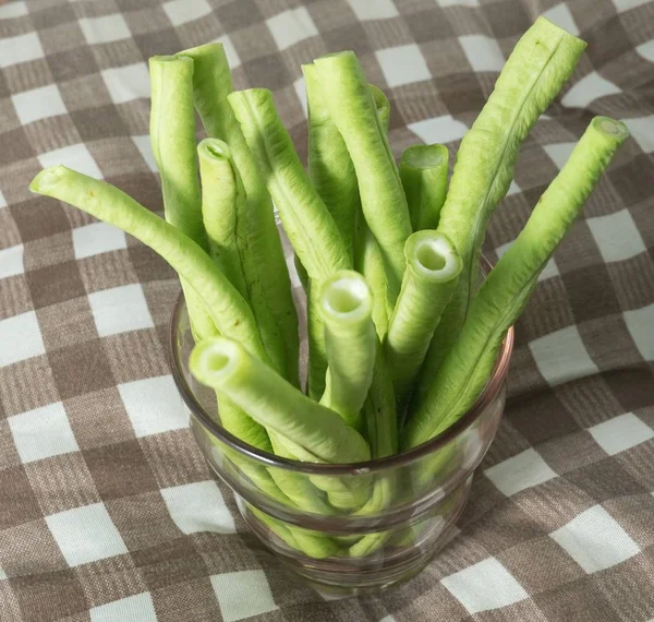 Fagioli lunghi cinesi tagliati in un bicchiere — Foto Stock