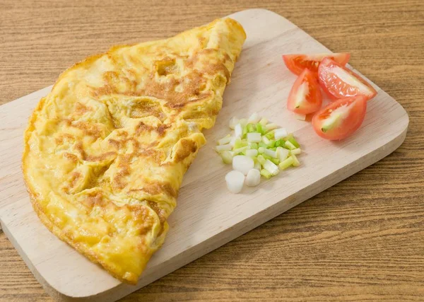 Tay tarzı omlet domates ve yeşil soğan ile