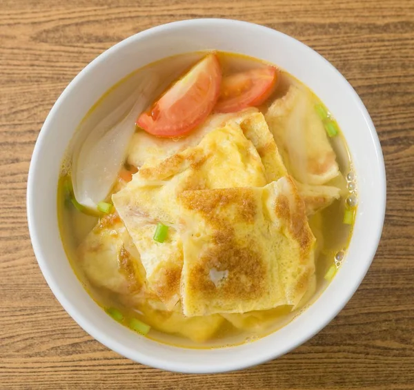 Top View Sup Omelet Thailand dengan Tomat dan Scallion — Stok Foto