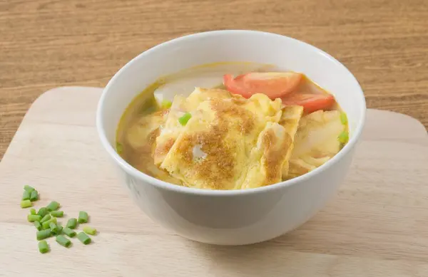 Omlet tajski zupa z pomidorów, cebuli i Scallion — Zdjęcie stockowe