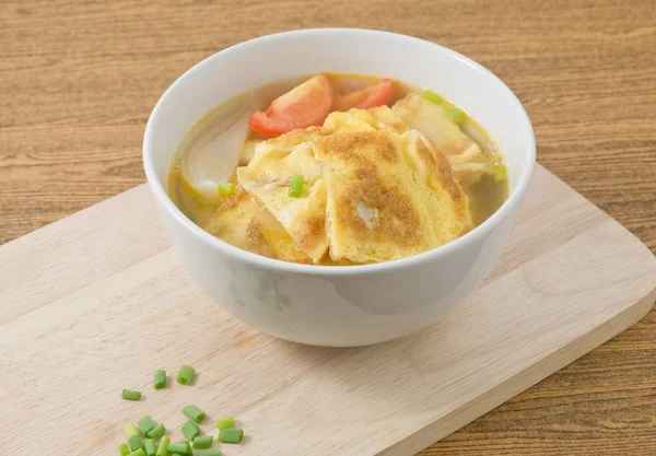 Sopa de tortilla tailandesa con tomates, cebolla y cebolla picada —  Fotos de Stock