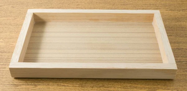 Порожній дерев'яний піднос на столі — стокове фото