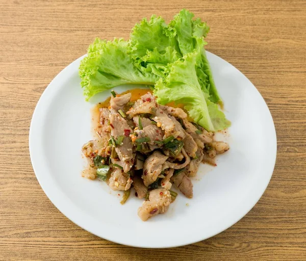 Salada de carne grelhada picante em prato branco — Fotografia de Stock