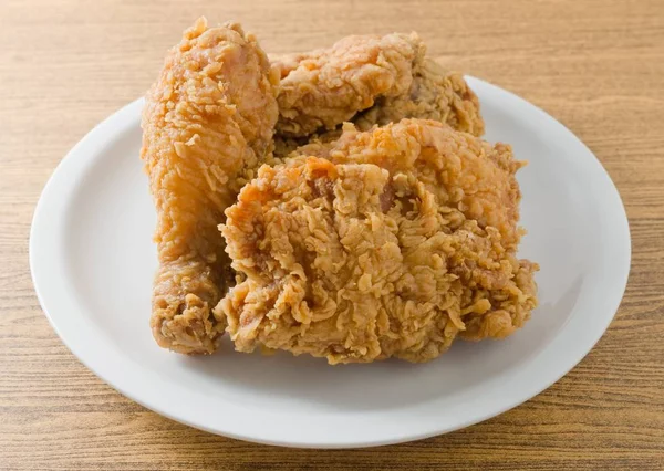Плита вкусной жареной курицы — стоковое фото