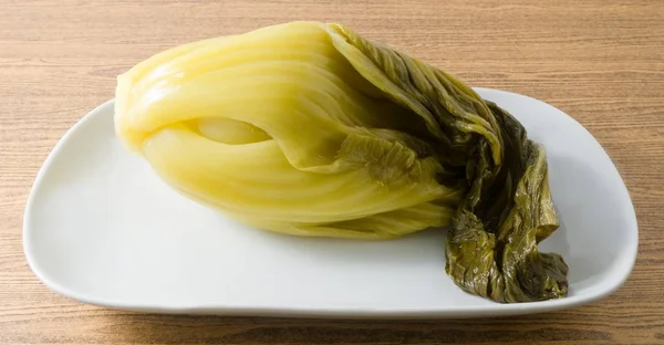 Тарелка маринованной зеленой китайской капусты — стоковое фото