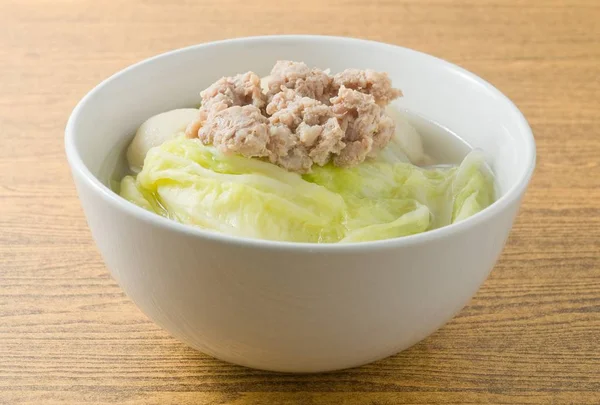 Sup Selada dengan Daging babi cincang dan Ikan Ball — Stok Foto