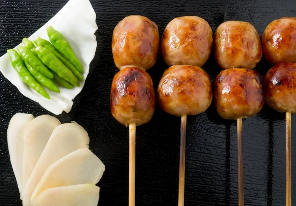 Deliciosas salchichas a la parrilla estilo tailandés en Bamboo Skewer — Foto de Stock