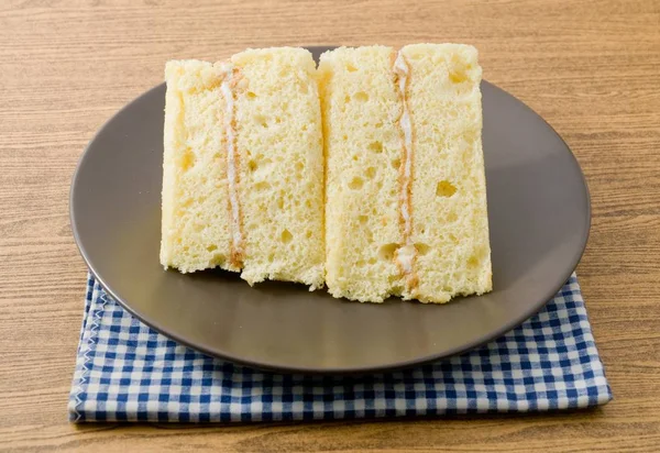 白い皿の上の三角形バニラのシフォン ケーキ — ストック写真