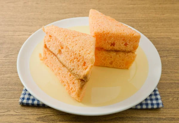 Bolo de chiffon de laranja dois em um prato — Fotografia de Stock