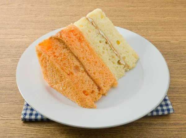 バニラとオレンジのシフォン ケーキ皿の上 — ストック写真