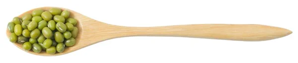 Fagioli Mung in cucchiaio di legno su sfondo bianco — Foto Stock