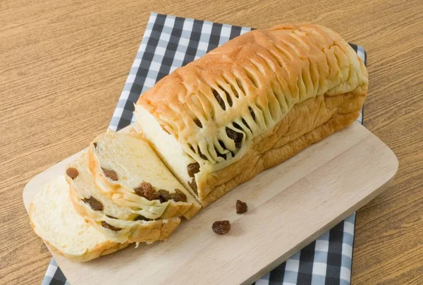 Delicious Sliced Raisin Bread on Wooden Cutting Board — Stok Foto