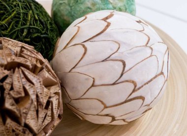 Dekoratif Kağıt topları bir ahşap tepsi