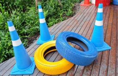 Mavi ve sarı boyalı lastikler ile trafik koni