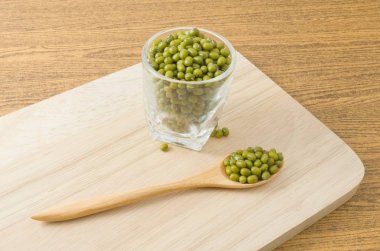 Kaşık ve bardak fincan yeşil Mung fasulye