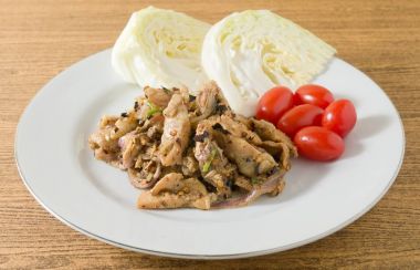 Beyaz tabak salataya baharatlı ızgara domuz
