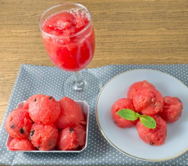 Taze kırmızı olgun karpuz karpuz suyu ile