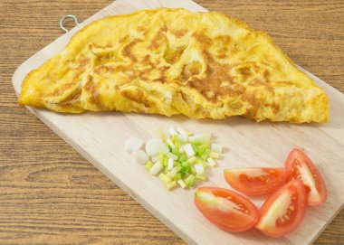 Tay tarzı omlet domates ve yeşil soğan ile