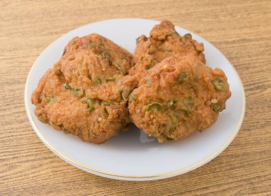 Beyaz bir tabak üzerinde hizmet Tay balık köftesi