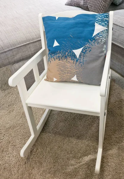 Decoratieve kussen op een witte schommelstoel — Stockfoto