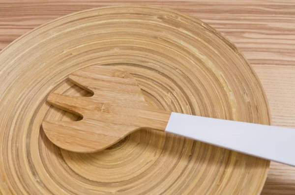 Дерев'яні вилка столові прилади на дерев'яні блюдо — стокове фото